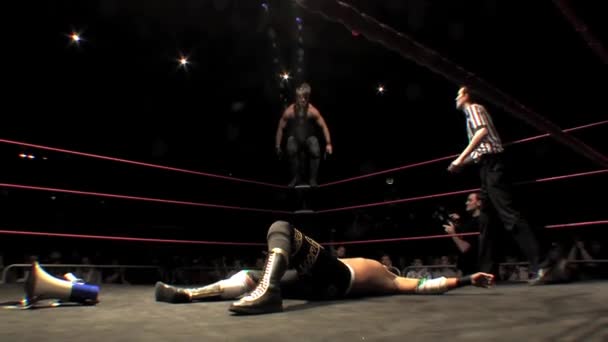 Pro Wrestling Match Flying Elbow Drop Top Rope — Vídeo de Stock