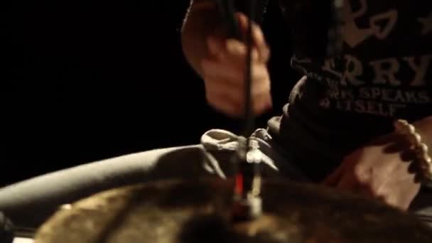 Ανώνυμος Drummer Drumming Στην Σκηνή Κλείσιμο Κνημών Hat Snare — Αρχείο Βίντεο