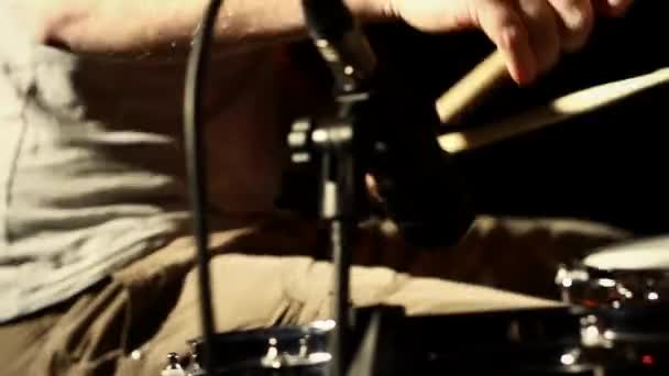 Anonimowe Perkusista Perkusji Scenie Zamknij Podudzia Werbel — Wideo stockowe