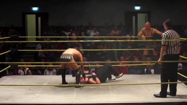 Pro Wrestling Match Snapmare Kneedrop Para Enfrentar — Vídeo de Stock