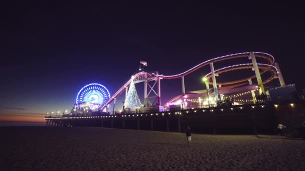 Santa Monica Pier Reuzenrad Verlicht Nachts Los Angeles Monumenten — Stockvideo