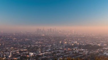 Günbatımı zaman atlamalı: Smog ve kirliliği Los Angeles Cityscape, anteni panoramik üzerinde
