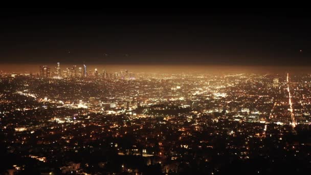 夜に街の明かり カリフォルニア州ロサンゼルスのダウンタウン高層ビル都市景観のアンテナ — ストック動画