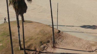 Venice Beach Boardwalk doğal Cityscape, insanlar bisiklet ve scooter sürme