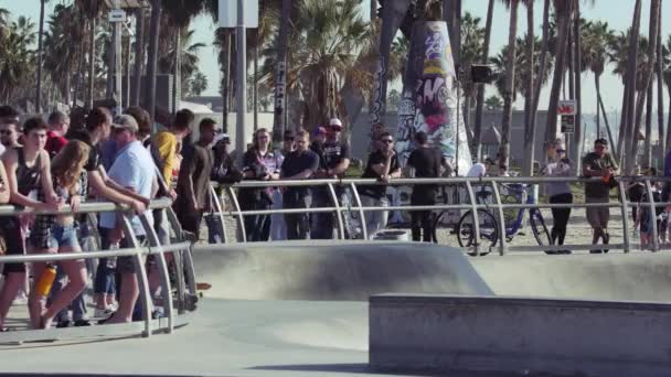 Πλήθος Των Θεατών Στην Βενετία Παραλία Skate Park Λος Άντζελες — Αρχείο Βίντεο