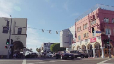 Venice Beach işaretiyle, arabalar ve insanlar, Los Angeles Kaliforniya
