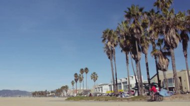 Venice Beach Boardwalk doğal Cityscape, insanlar bisiklet ve scooter sürme