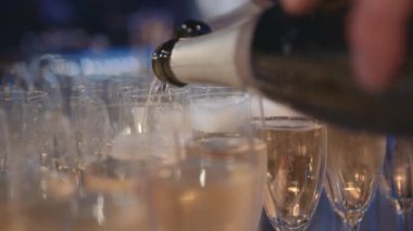 Akşam yemeği partisi, ağır çekim gözlük içine şişe şampanya dökme