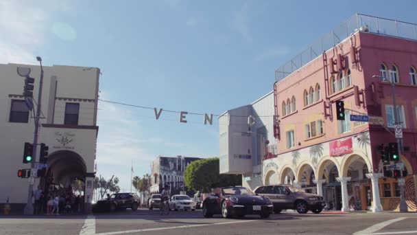 Σημάδι Παραλία Της Βενετίας Αυτοκίνητα Ανθρώπους Λος Άντζελες Στην Καλιφόρνια — Αρχείο Βίντεο