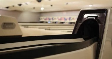 Bowling topu topu geri kadar yakın Bowling salonu içinde
