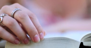 Okuma ve kağıt kapaklı kitap sayfaları çevirme