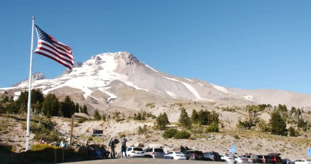 Amerikanische Flagge Weht Auf Dem Gipfel Der Motorhaube Oregon — Stockvideo