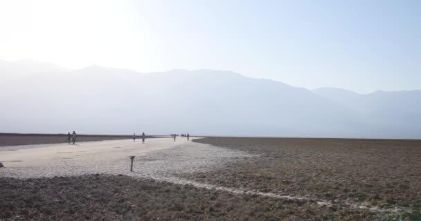 Turister Vid Badwater Basin Death Valley National Park Kalifornien — Stockvideo