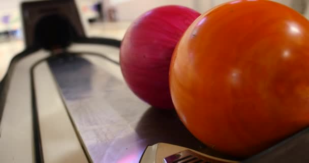 Bowling Topu Topu Geri Kadar Yakın Bowling Salonu Içinde — Stok video