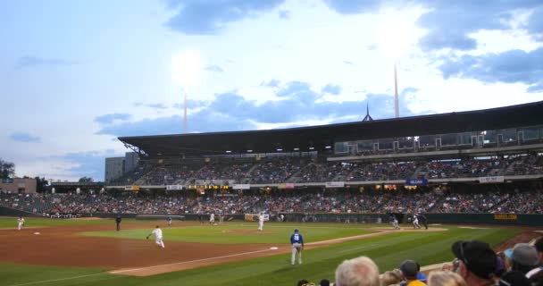 棒球比赛在体育场 人群视角 — 图库视频影像