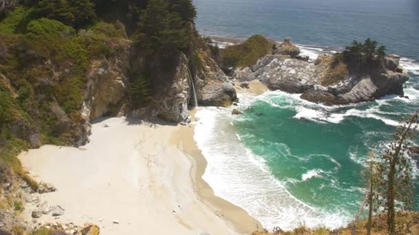 Mcway Falls Vattenfall Beach Big Sur Kalifornien Pacific Coast Attraktion — Stockvideo