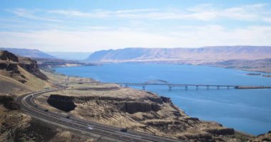 Arabalar manzara otoyol Columbia River Gorge, Washington tarafından