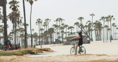 Venedik, California sahil boyunca Bisiklete binme