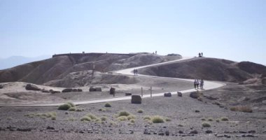 Ölüm Vadisi: Turist Zabriskie noktası için yürüyüş