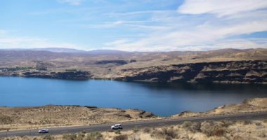 Arabalar manzara otoyol Columbia River Gorge, Washington tarafından