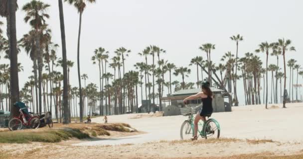 ヴェネツィア カリフォルニア州のビーチに沿ってサイクリング — ストック動画