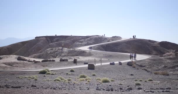 死亡谷 游客步行到萨点 — 图库视频影像