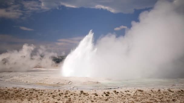 Patlayan Şofben Yellowstone Milli Parkı Süper Ağır Çekim — Stok video