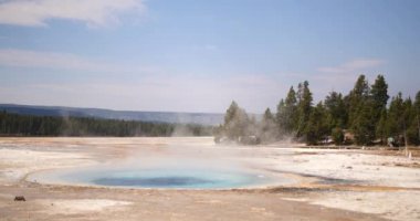 Gayzer Yellowstone Milli Parkı'nda buğulaması manzara