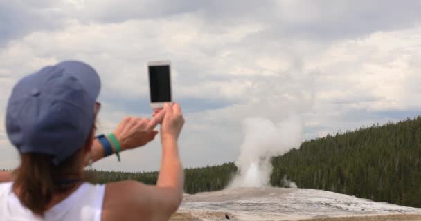 Erupción Filmación Turística Del Géiser Old Faithful Parque Nacional Yellowstone — Vídeos de Stock