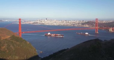 Golden Gate Köprüsü ve San Francisco şehir arka plan