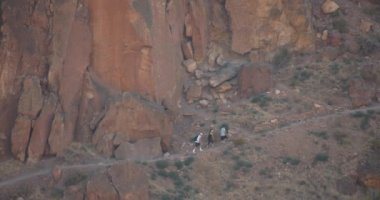 Yürüyüşçüler Hiking çöl dağ yolu