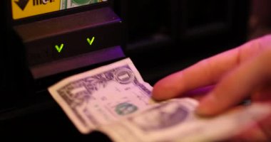 Makine ekleme dolar içine Arcade oyunları - yakın çekim