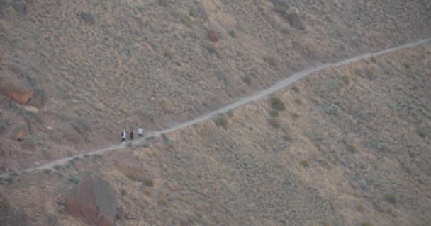 徒步旅行者远足沙漠山路 — 图库视频影像