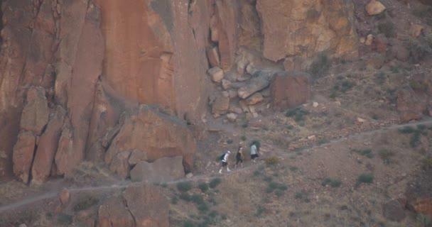 Senderistas Senderismo Desierto Mountain Path — Vídeo de stock