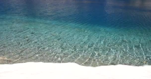 Кристально Голубое Озеро Окруженное Льдом Снегом Вулканический Парк Лапландии — стоковое видео