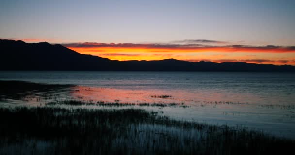 Hermoso Cielo Vibrante Puesta Sol Sobre Lago Tahoe California — Vídeo de stock