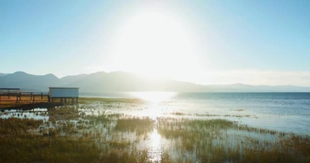 Λίμνη Τάχο Sunset Time Lapse Βουνά Κυματισμό Νερού — Αρχείο Βίντεο