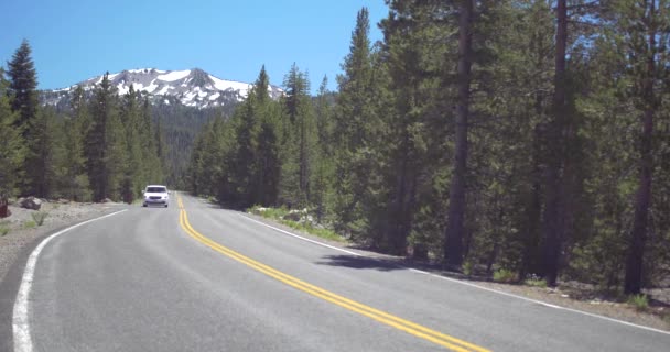 汽车行驶在风景秀丽的公路上 拉森峰山背景 — 图库视频影像