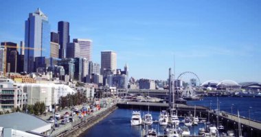 Karayolu üzerinde şehir merkezinde araba otomobiller Seattle Washington