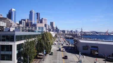 Karayolu üzerinde şehir merkezinde araba otomobiller Seattle Washington