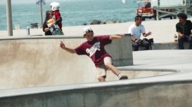 Buz pateni dudak hüner Venice Beach Skate Park, süper ağır çekim