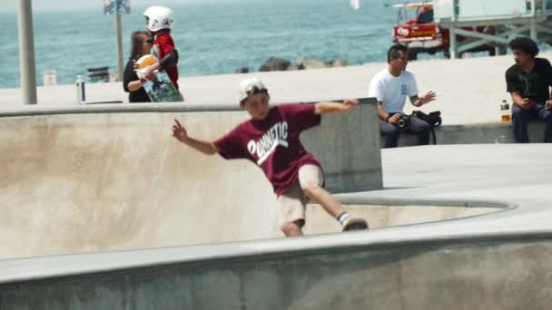 Lábio Patinação Truque Venice Beach Skate Park Super Slow Motion — Vídeo de Stock