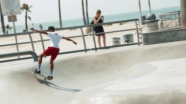 Skateboarding Venice Beach Skate Park Super Slow Motion — Vídeo de stock