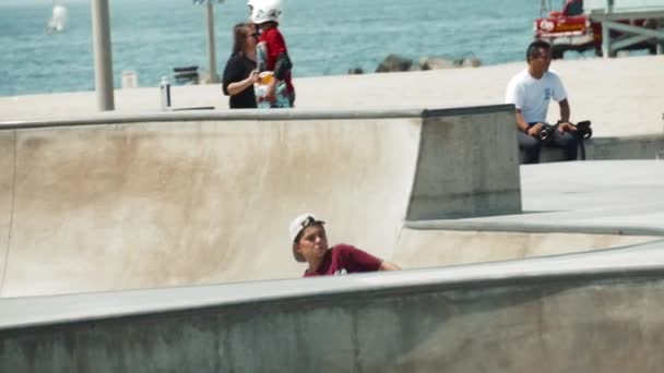 Skateboarding Venice Beach Skate Park Super Slow Motion — Vídeo de stock