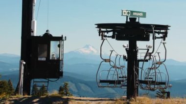 Ski Lift ve karla kaplı dağ arka plan, Mount Hood Oregon boş