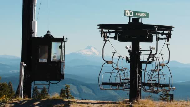 Leerer Skilift Schneebedeckte Bergkulisse Motorhaube Oregon — Stockvideo