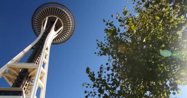 Space Needle Seattle Center Panning Shot Céu Azul — Vídeo de Stock