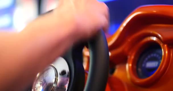 Rijden Video Arcadespel Speelt Speler Met Behulp Van Stuurwiel Controller — Stockvideo