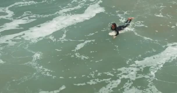 Surfer Peddelen Out Het Water Vangen Wave — Stockvideo