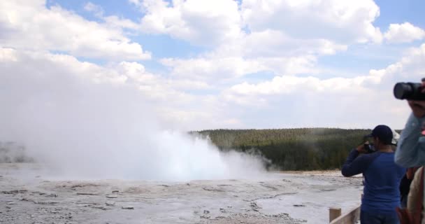 Turistas Andando Passados Geysers Yellowstone National Park Wyoming — Vídeo de Stock